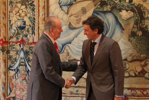 Audiencia a D. Mateo Isern Estela, Alcalde de Palma de Mallorca. Su Majestad el Rey recibe el saludo del alcalde de Palma de Mallorca, Mateo Isern Est
