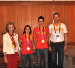 Asistencia a las pruebas de los XXX Juegos Olímpicos "Londres 2012". Doña Sofía y Don Felipe junto a los medallistas olímpicos en taekwondo,