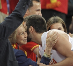 Asistencia a las pruebas de los XXX Juegos Olímpicos "Londres 2012". La Reina felicita a Felipe Reyes, en presencia de los Príncipes de Astu