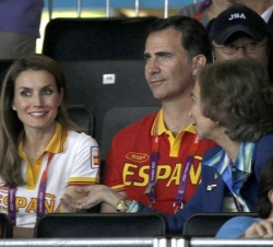 Asistencia a las pruebas de los XXX Juegos Olímpicos "Londres 2012". Doña Sofía conversa con los Príncipes durante el combate de taekwondo d
