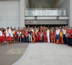 Asistencia a las pruebas de los XXX Juegos Olímpicos "Londres 2012". Los Príncipes, con los deportistas españoles en la Villa Olímpica 