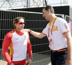 Asistencia a las pruebas de los XXX Juegos Olímpicos "Londres 2012". Don Felipe conversa con la piraguista Teresa Portela, tras la consecuci