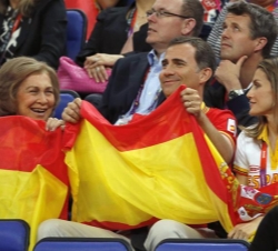 Asistencia a las pruebas de los XXX Juegos Olímpicos "Londres 2012". La Reina y los Príncipes, durante la final de baloncesto masculino entr