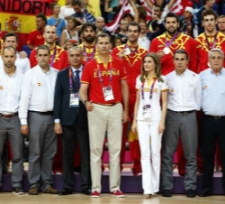 Asistencia a las pruebas de los XXX Juegos Olímpicos "Londres 2012". Los Príncipes, con los jugadores de la Selección Olímpica de Baloncesto