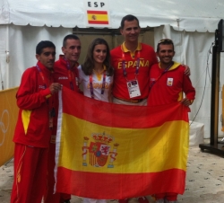Asistencia a las pruebas de los XXX Juegos Olímpicos "Londres 2012". Los Príncipes, con los miembros del equipo español de maratón, una vez 