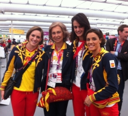 Asistencia a las pruebas de los XXX Juegos Olímpicos "Londres 2012". Doña Sofía, con tres de las medallistas españolas del equipo de natació