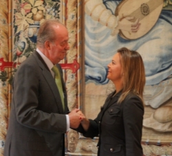 Audiencia a Dª Maria Salom Coll, Presidenta del Consell de Mallorca. Don Juan Carlos recibe el saludo de la presidenta del Consell de Mallorca, Maria 