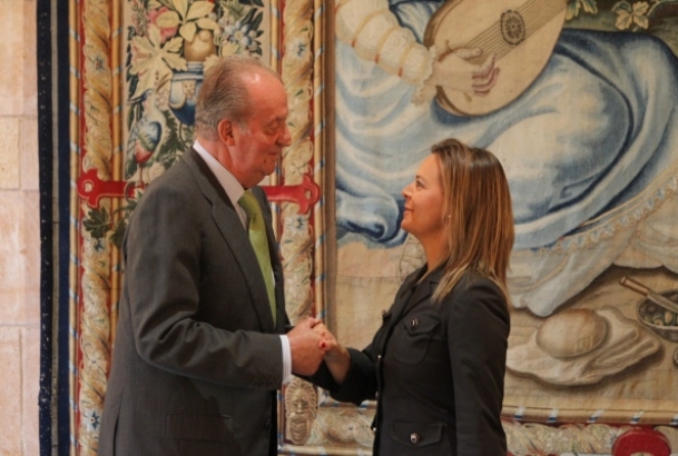Audiencia a Dª Maria Salom Coll, Presidenta del Consell de Mallorca. Don Juan Carlos recibe el saludo de la presidenta del Consell de Mallorca, Maria 
