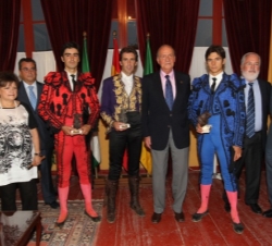 Corrida de toros conmemorativa del Bicentenario de la Constitución Española de 1812. Fotografía de grupo con los componentes del cartel