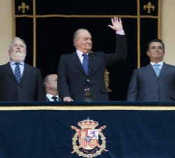 Don Juan Carlos, en el palco, acompañado por el ministro de Agricultura, Alimentación y Medio Ambiente, Miguel Arias Cañete, el alcalde de El Puerto d