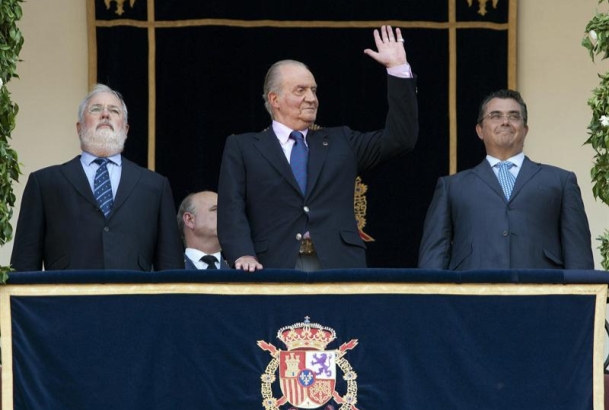 Don Juan Carlos, en el palco, acompañado por el ministro de Agricultura, Alimentación y Medio Ambiente, Miguel Arias Cañete, el alcalde de El Puerto d