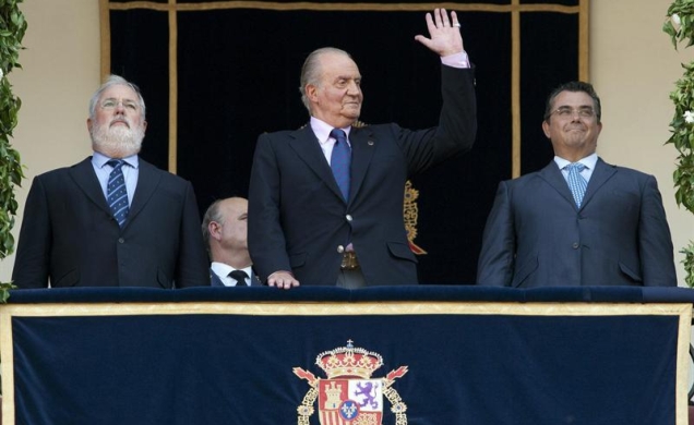 Don Juan Carlos, en el palco, acompañado por el ministro de Agricultura, Alimentación y Medio Ambiente, Miguel Arias Cañete, el alcalde de El Puerto d
