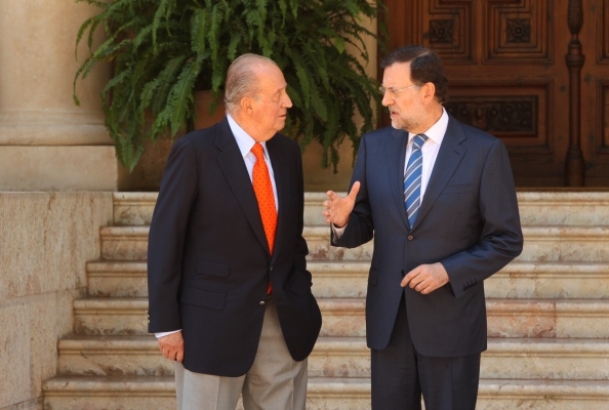 Despacho de Su Majestad el Rey con el presidente del Gobierno, D. Mariano Rajoy Brey. Don Juan Carlos conversa con Mariano Rajoy 