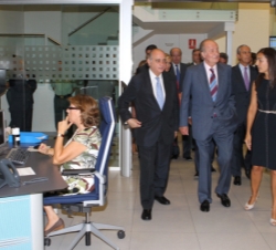 Visita al Centro de Gestión del Tráfico de la Dirección General de Tráfico. Su Majestad el Rey durante su visita a la DGT 