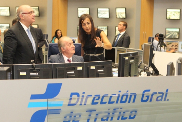 Visita al Centro de Gestión del Tráfico de la Dirección General de Tráfico. Don Juan Carlos en el puesto de mando, envia un saludo a las patrullas de 