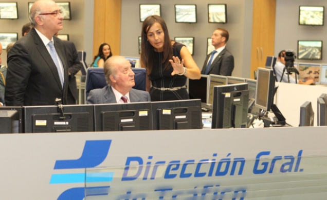Visita al Centro de Gestión del Tráfico de la Dirección General de Tráfico. Don Juan Carlos en el puesto de mando, envia un saludo a las patrullas de 
