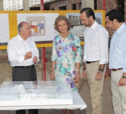 Acto principal de la celebración del XXV aniversario de Proyecto Hombre Baleares. Doña Sofía contempla la maqueta de las nuevas instalaciones