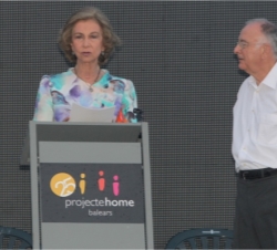 Acto principal de la celebración del XXV aniversario de Proyecto Hombre Baleares. Doña Sofía, durante su intervención, junto al presidente de Projecte
