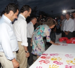 Acto principal de la celebración del XXV aniversario de Proyecto Hombre Baleares. La Reina estampa su huella en el mural solidario de Proyecto Hombre