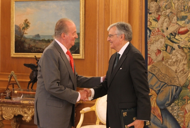 Audiencia a D. Eduardo Torres-Dulce Lifante, fiscal general del Estado. Don Juan Carlos recibe el saludo del fiscal general del Estado, Eduardo Torres