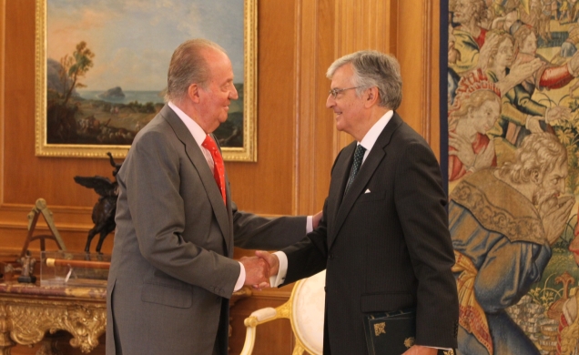 Audiencia a D. Eduardo Torres-Dulce Lifante, fiscal general del Estado. Don Juan Carlos recibe el saludo del fiscal general del Estado, Eduardo Torres