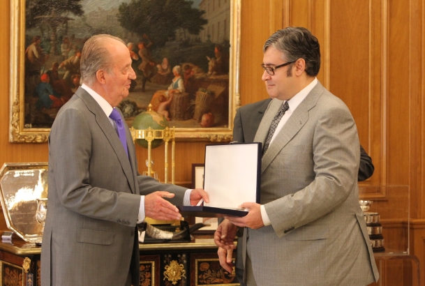 Entrega del XXIII Premio FIES de Periodismo, concedido a D. Juan Manuel de Prada. Don Juan Carlos entrega el galardón a Juan Manuel de Prada