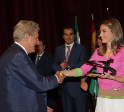 Acto institucional de la Asociación Española Contra el Cáncer y de su Fundación Científica. La Princesa de Asturias entrega el Premio V de Vida al pre