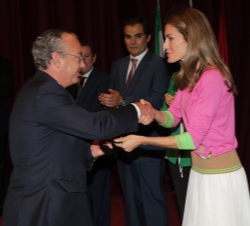 Acto institucional de la Asociación Española Contra el Cáncer y de su Fundación Científica. La Princesa de Asturias entrega a Manuel Estrelles el Prem