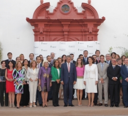 Acto institucional de la Asociación Española Contra el Cáncer y de su Fundación Científica. Fotografía de grupo