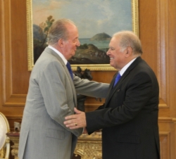 Don Juan Carlos recibe el saludo de Enrique V. Iglesias, Secretario General Iberoamericano