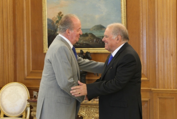 Don Juan Carlos recibe el saludo de Enrique V. Iglesias, Secretario General Iberoamericano