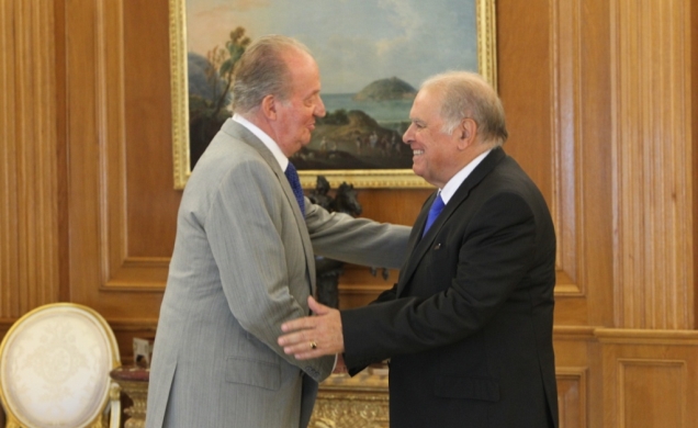 Don Juan Carlos recibe el saludo de Enrique V. Iglesias, Secretario General Iberoamericano