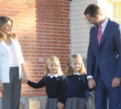 Inicio del Curso Escolar 2012/2013 de las Infantas Leonor y Sofía. Los Príncipes con sus hijas