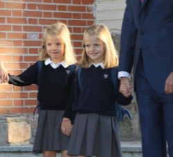 Inicio del Curso Escolar 2012/2013 de las Infantas Leonor y Sofía. Las Infantas Leonor y Sofía, con sus padres
