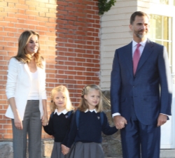 Inicio del Curso Escolar 2012/2013 de las Infantas Leonor y Sofía. Don Felipe y Doña Letizia, con las Infantas Leonor y Sofía 