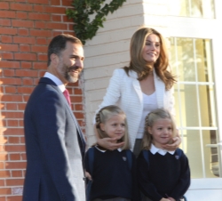 Inicio del Curso Escolar 2012/2013 de las Infantas Leonor y Sofía. Los Príncipes y sus hijas Leonor y Sofía