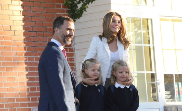 Inicio del Curso Escolar 2012/2013 de las Infantas Leonor y Sofía. Los Príncipes y sus hijas Leonor y Sofía