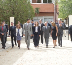 Los Príncipes a su llegada al colegio 