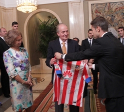 Su Majestad el Rey recibe de manos de Gabriel Luis Fernández Arenas "Gabi", una camiseta firmada por los jugadores del Atlético de Madrid