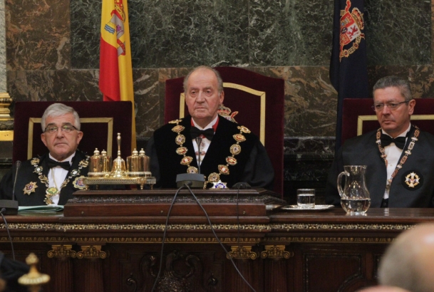 Apertura del Año Judicial. Don Juan Carlos, junto al presidente del Consejo General del Poder Judicial y del Tribunal Supremo y el ministro de Justici