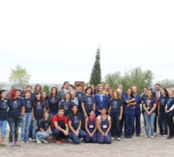 Visita al Centro de Adopción de Animales Abandonados de la Asociación Nacional Amigos de los Animales (ANAA). Fotografía de grupo con los trabajadores