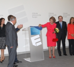 Su Majestad la Reina descubre una placa conmemorativa