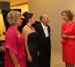 Su Majestad la Reina conversa con el director de la Orquesta Sinfónica de Castilla y León, Rafael Frühbeck de Burgos, y la soprano, Raquel Lojendio, l