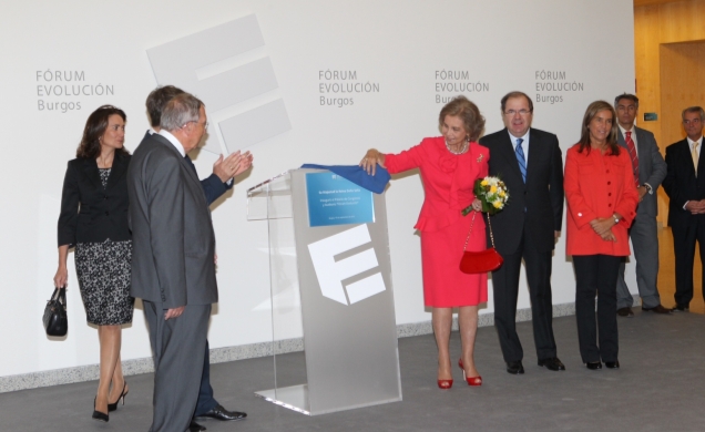 Su Majestad la Reina descubre una placa conmemorativa