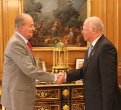 Su Majestad el Rey recibe el saludo de Francisco Javier García-Faria del Corral