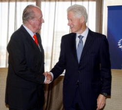 .Su Majestad el Rey recibe el saludo del ex presidente de Estados Unidos, Bill Clinton