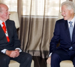 Viaje a Nueva York para asistir al "Clinton Global Initiative 2012 Annual Meeting".Don Juan Carlos y Bill Clinton durante su encuentro