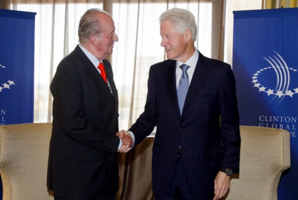 .Su Majestad el Rey recibe el saludo del ex presidente de Estados Unidos, Bill Clinton