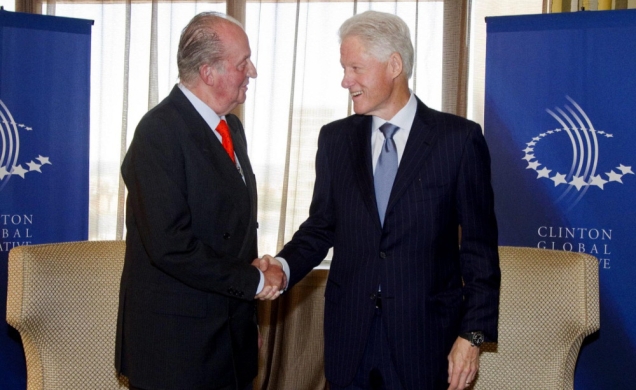 .Su Majestad el Rey recibe el saludo del ex presidente de Estados Unidos, Bill Clinton