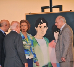 Doña Sofía conversa con el ministro de Educación, Cultura y Deporte, José Ignacio Wert, el presidente de la Asociación de Amigos del Museo Nacional Ce
